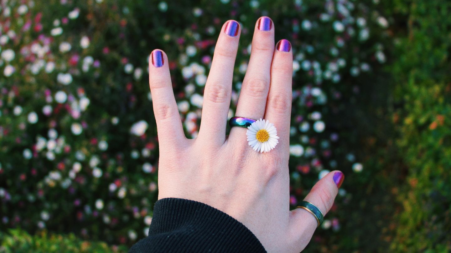 The metallic charm of chrome nails: everything you need to know about this manicure trend - Beaute Sublime
